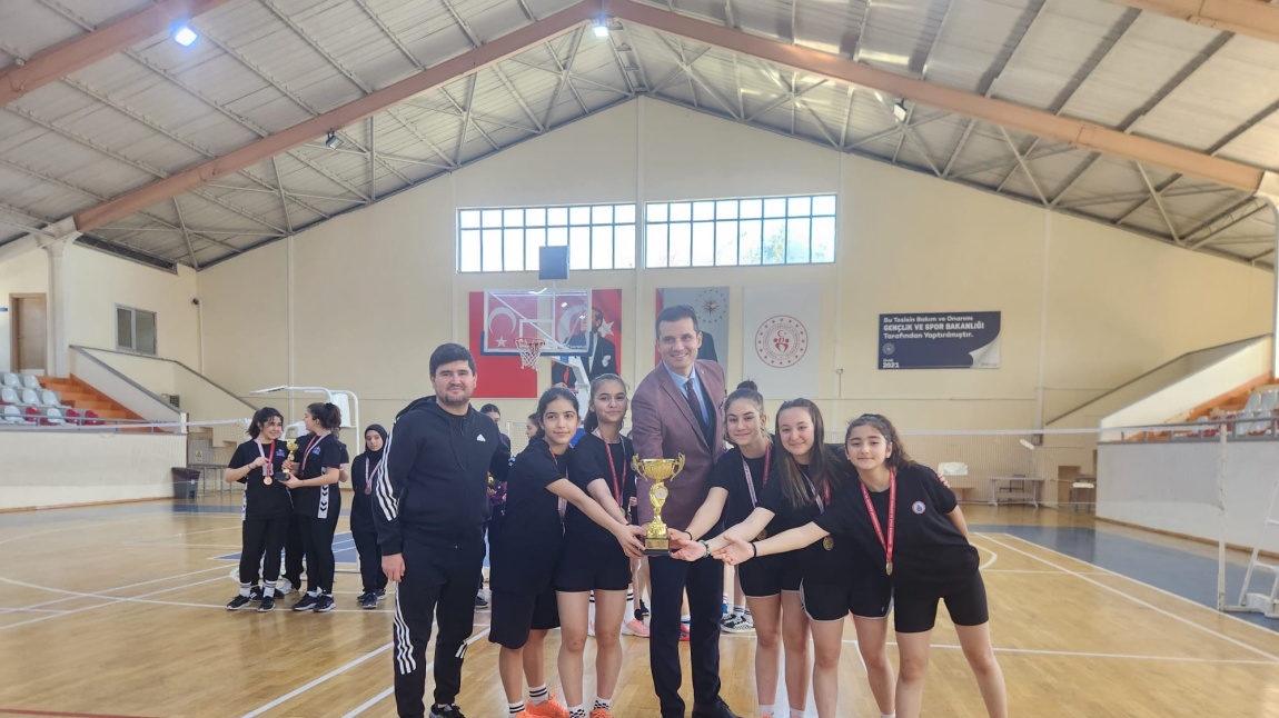 Okulumuz Badminton Yıldız Kızlar Kategorisinde İstanbul Birincisi Oldu.