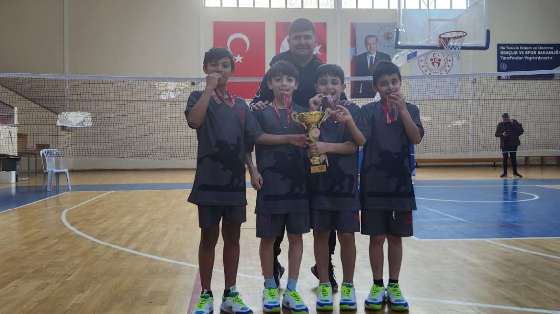 Küçük Erkek Badminton Takımımız İstanbul Birincisi.